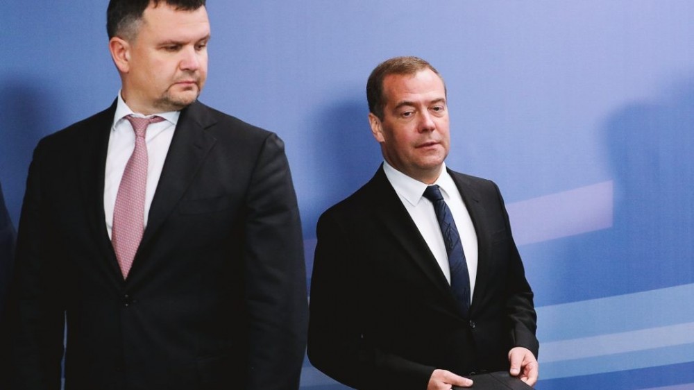 Акимов с Медведевым тягается, на весах - сердца гаишников и автомобилистов 